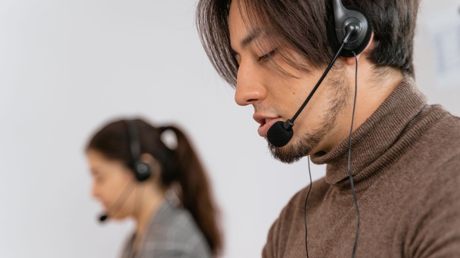 Atendente com headset focado em atendimento ao cliente