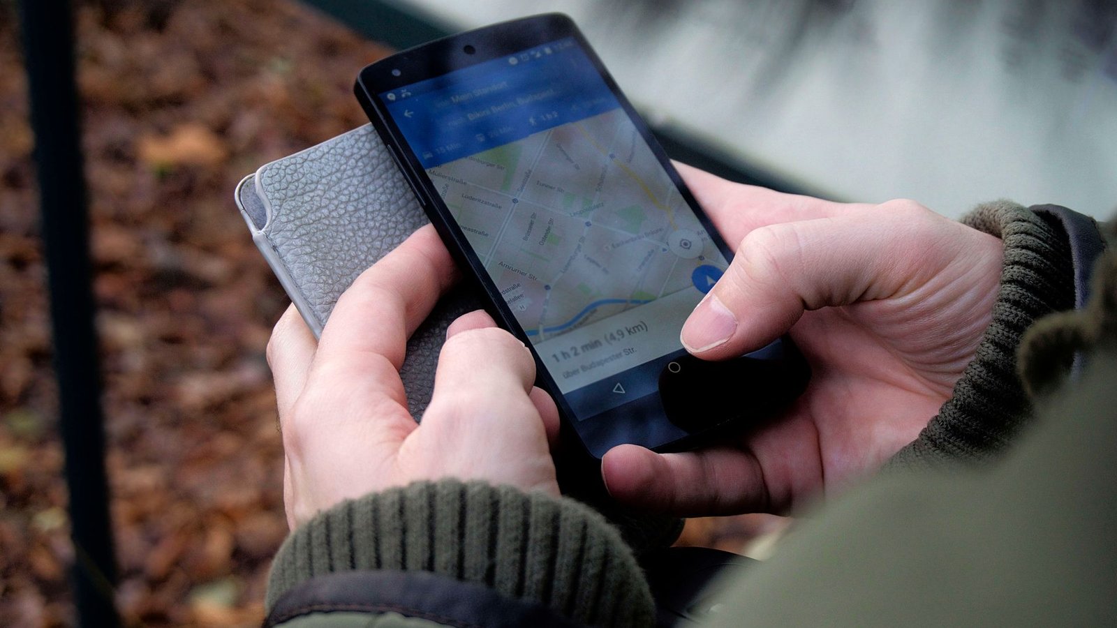 Pessoa usando o Google Maps no celular para buscar negócio próximo