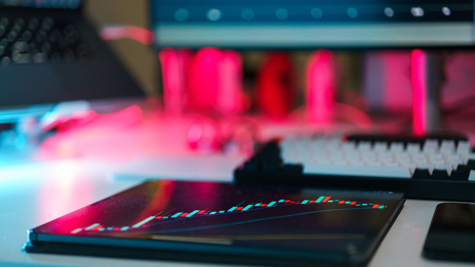 Telas digitais mostrando gráficos e dados de análise de métricas