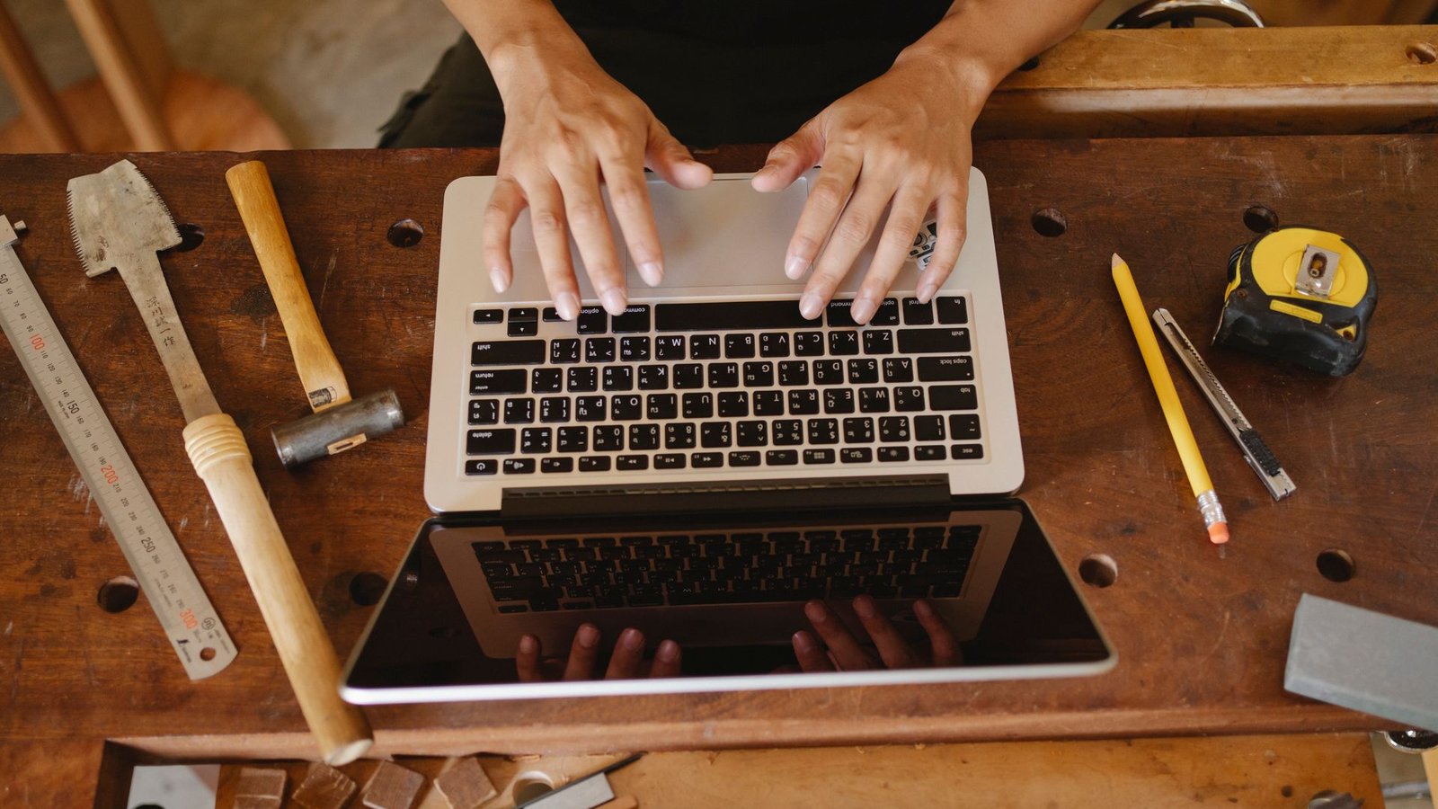 Pequeno empresário trabalhando em laptop configurando o perfil do negócio