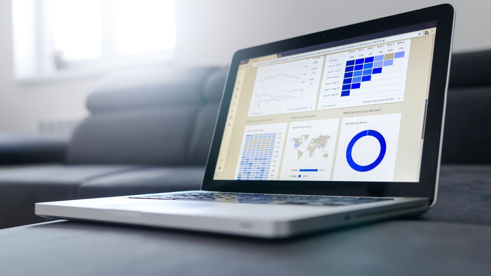 Dashboard de CRM organizando leads em um notebook