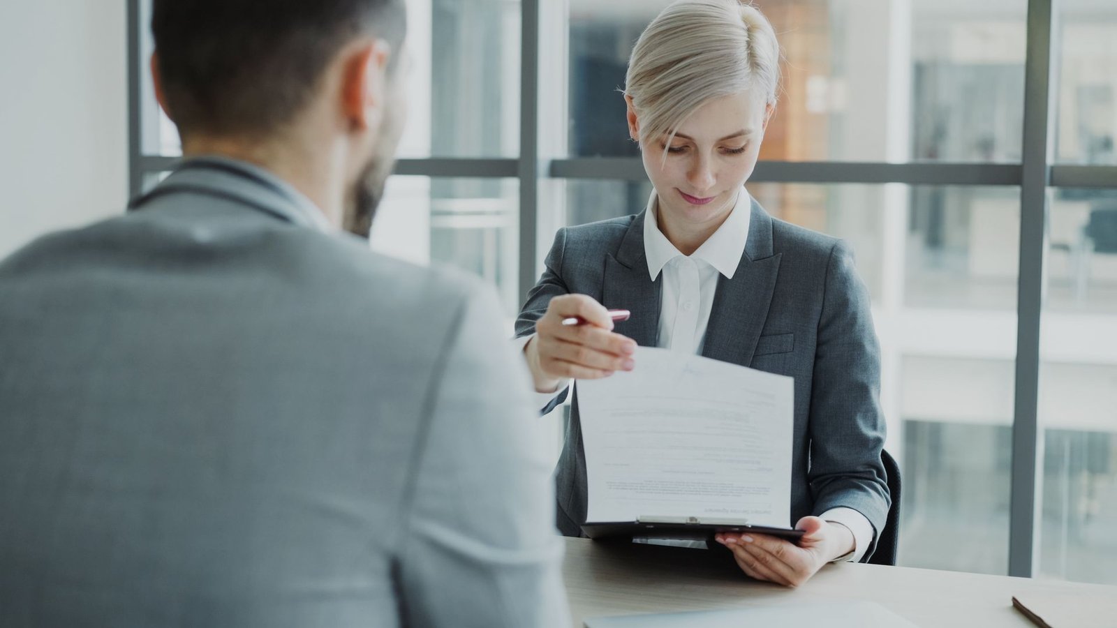 Reunião de avaliação de contrato com agência de marketing